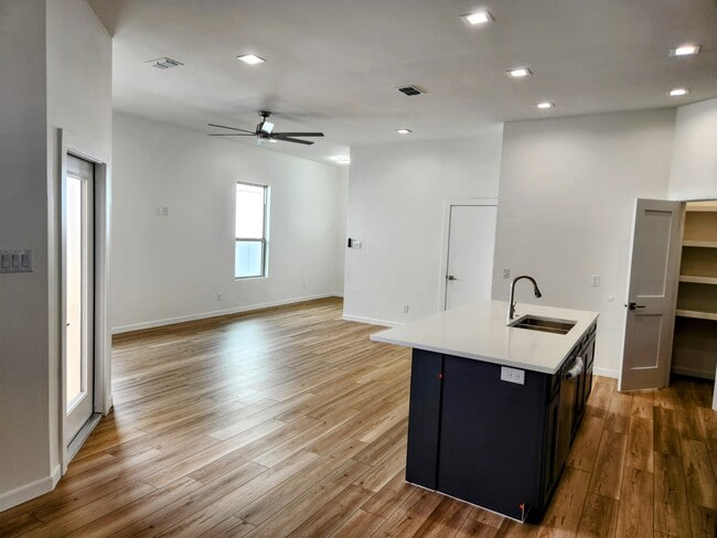 Building Photo - 2707 W Kerria Ave