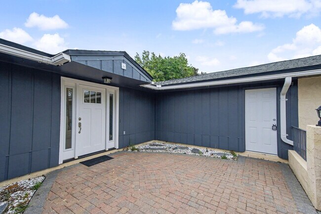 Building Photo - 6 Pinehurst Dr