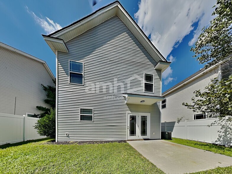 Building Photo - 625 Summer Hill Way