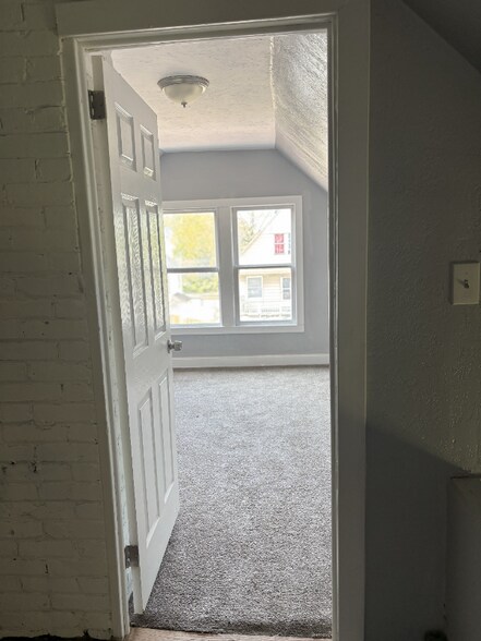 Building Photo - 2833 E 100th St