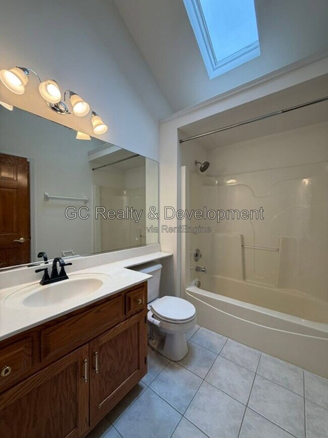 Building Photo - 882 Clarendon Ln