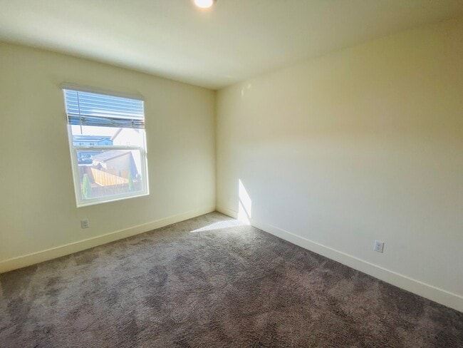 Building Photo - Beautiful 5 Bedroom 3.5 Bath Two-story sma...