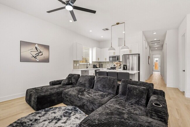 Building Photo - 6528 Weston St