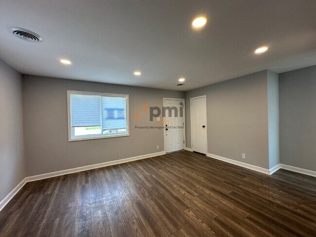 Building Photo - 2015 Central Dr