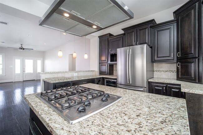 Building Photo - 312 W 20th St