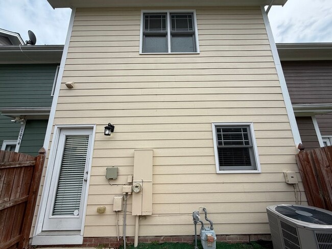 Building Photo - Charming 2BD, 2.5BA Apex Townhome in a Pri...