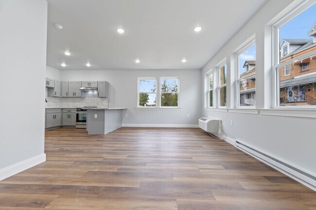 Building Photo - Luxury 1 and 2 bedrooms