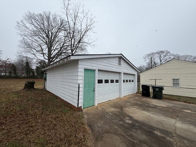 Building Photo - Three bedroom, 1 bath house with studio apartment in Burlington