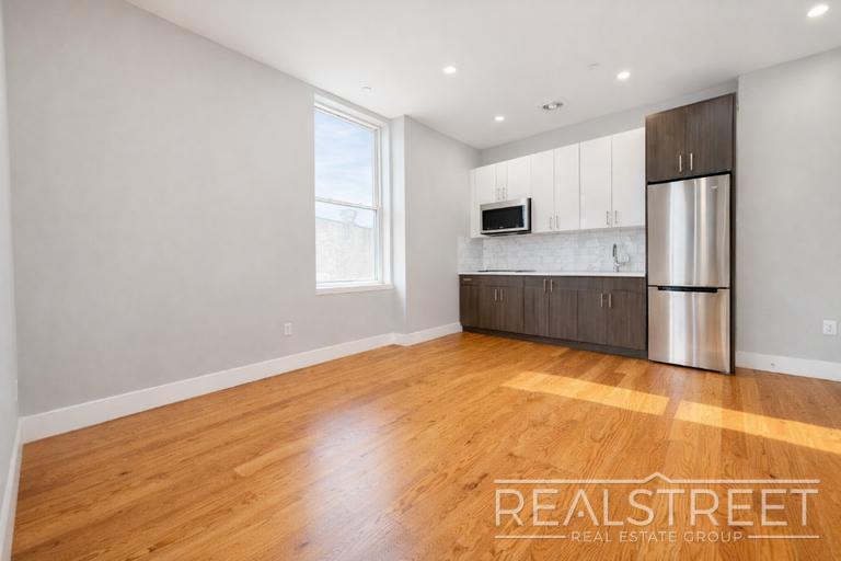 Building Photo - 2 Bed in Fort Greene with Roof Deck & Laundry!