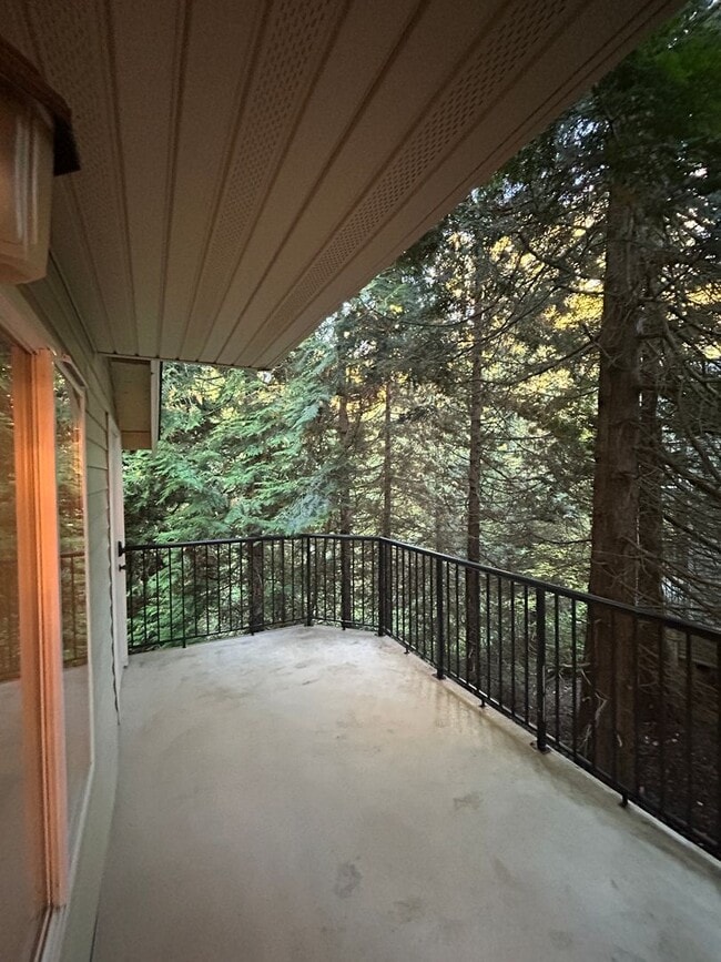 Building Photo - 3 Bed, 2.5 bath Townhome w/1-car garage in Highland Park neighborhood of Renton, $3,075/mo.