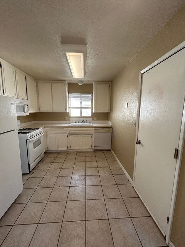 Building Photo - 2Bedroom/1 Bath Condo with private Yard an...