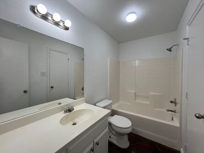 Building Photo - Oakwood521 Units A/B