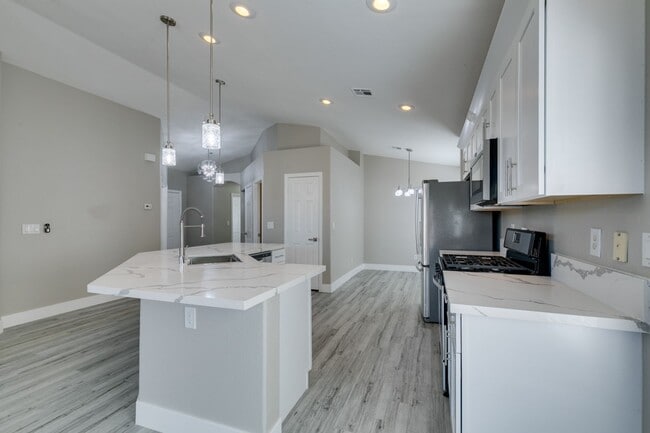 Building Photo - Completely upgraded 3 bedroom home in Macd...