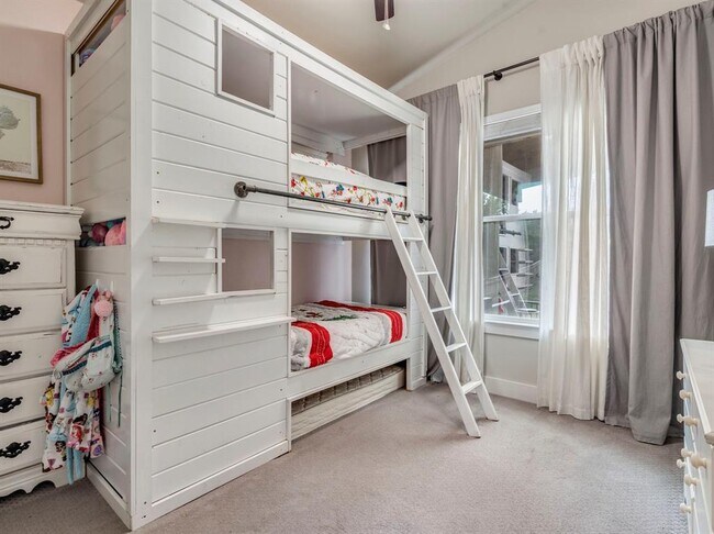 Building Photo - 17215 Oak Cliff Cir