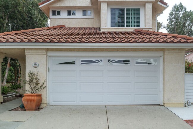 Building Photo - 3 Bedroom 2.5 Bathroom | Spacious Corner Lot Home | Ventura Brock Hills| Ventura