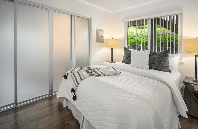 Building Photo - Charming 1-Bed La Jolla Retreat with Utilities Included, In-Unit Laundry & Carport