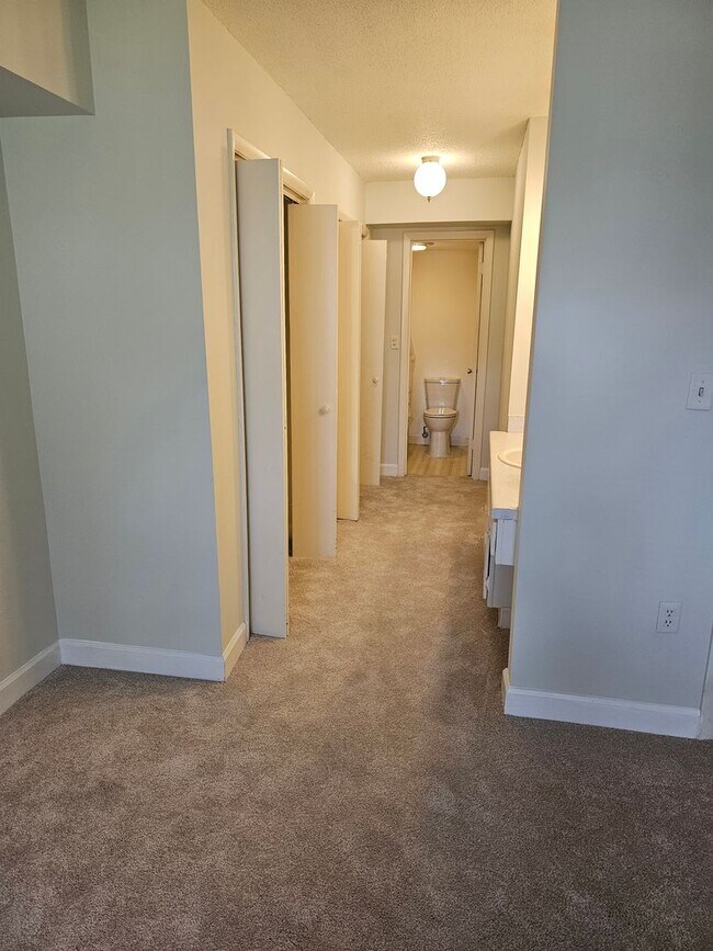 Building Photo - Beautiful Highrise 2 bed 2 bath