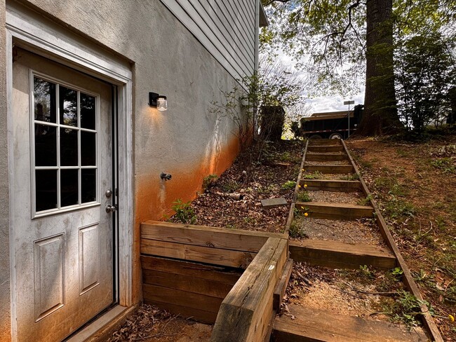 Building Photo - Briarwood Townhome close to NGIC and Hollymead Town Center!