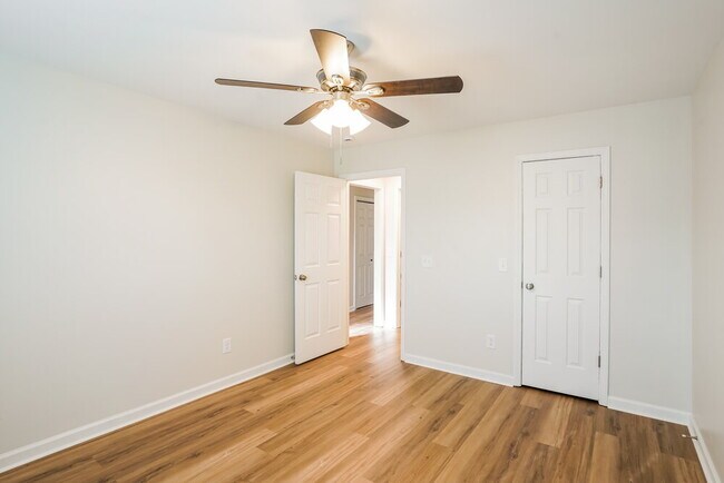 Building Photo - 125 Summerlake Pl