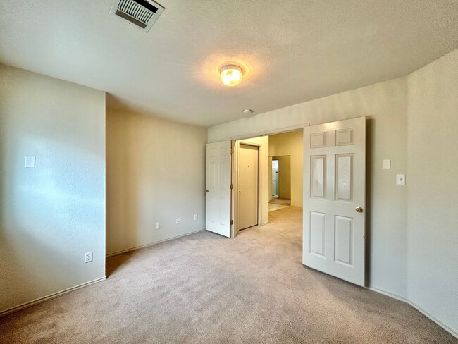 Building Photo - Charming 3/BR 2/BA One-Level Home with Fen...