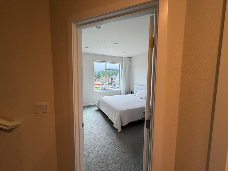 Building Photo - 540 NE Daisy Walk