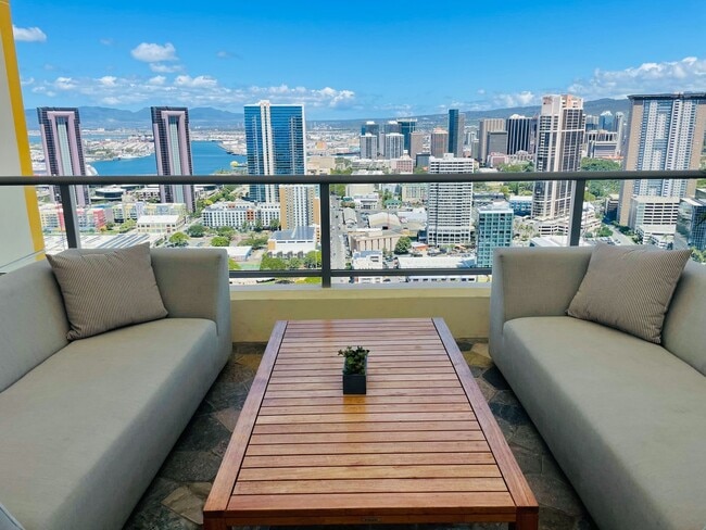 Building Photo - Partially Furnished 1 bed, 1 bath with 1 reserved covered parking @ Ke Kilohana
