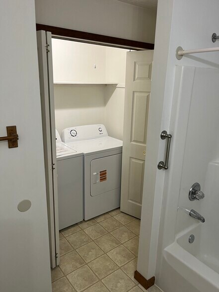 Building Photo - 1884 Shawnee Dr