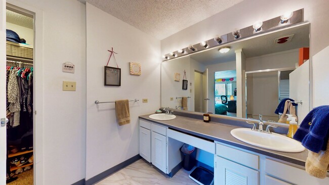 Building Photo - 555 E 10th Ave