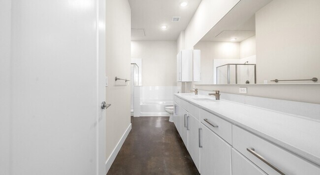 Building Photo - 1825 N San Jacinto St