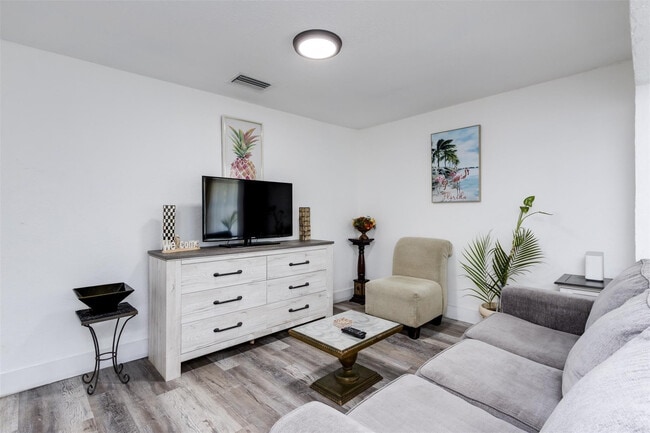 Building Photo - 508 NW 8th Ave