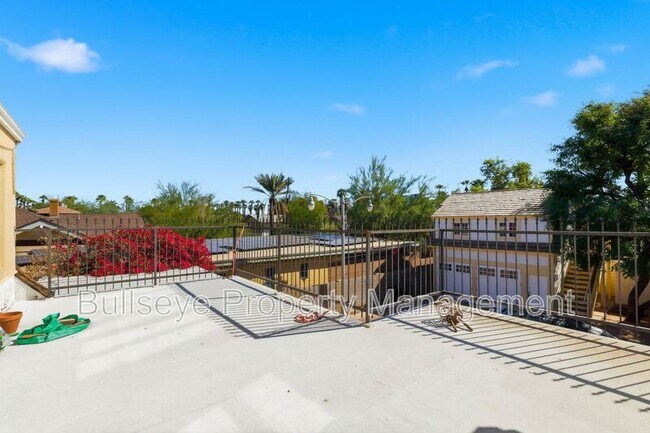 Building Photo - 525 W Lynwood St