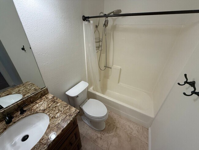 Building Photo - Updated 2 Bed + Loft / 2 Bath Home in Desi...