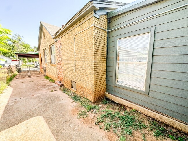 Building Photo - 3 Bed / 1 Bath - LARGE Workshop!