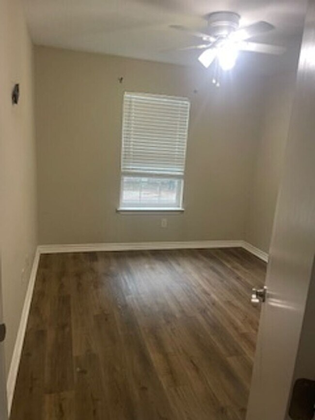 Building Photo - 3/2/1 Toen Home close to Tarleton