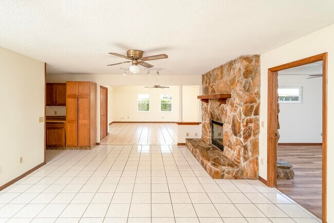 Building Photo - 328 Linden Rd