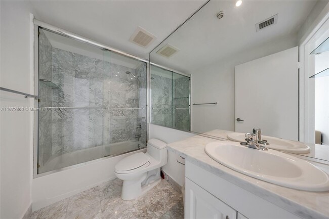 Building Photo - 2000 Bay Dr