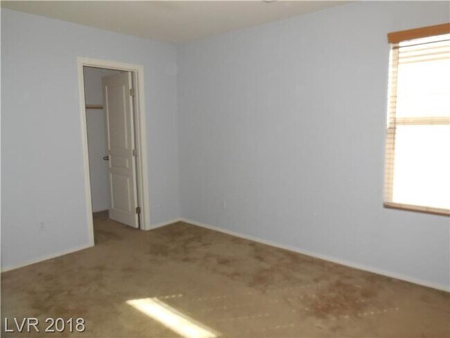 Building Photo - Gorgeous 3000+ Square Foot Bedroom!