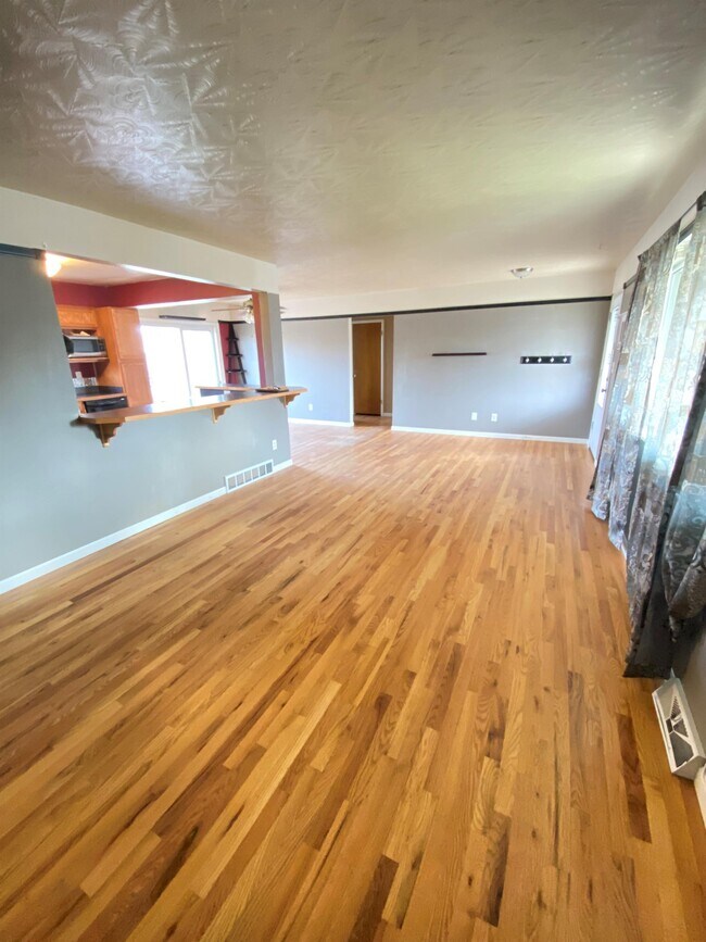 Building Photo - 301 Olive Ln