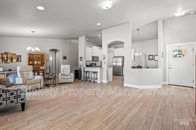 Building Photo - Baxter Way, 319 N.