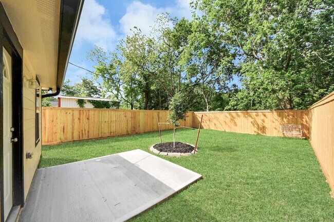 Building Photo - 7066 Villa Dr