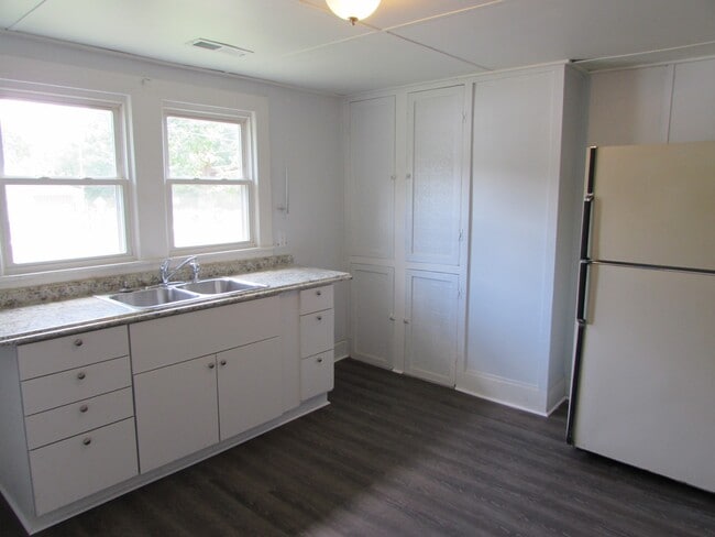 Building Photo - Charming 2 Bed/ 1 Bath Brick Ranch - Located in China Grove - Move in Ready - Large Lot