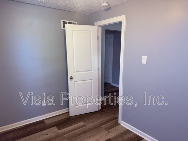 Building Photo - 538 University Ave