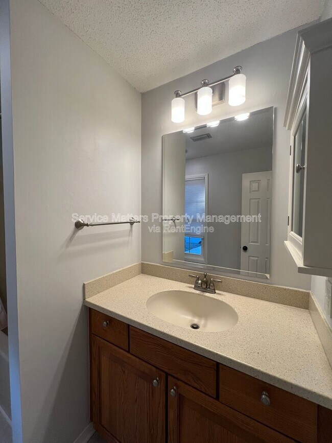 Building Photo - 6004 Players Pl