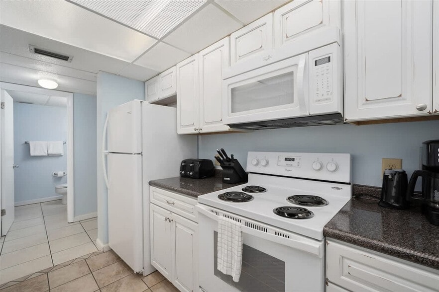 Building Photo - 8815 Thomas Dr