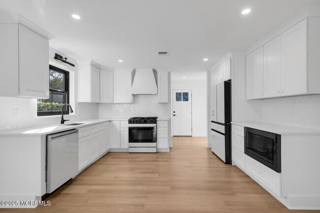 Building Photo - 514 River Rd