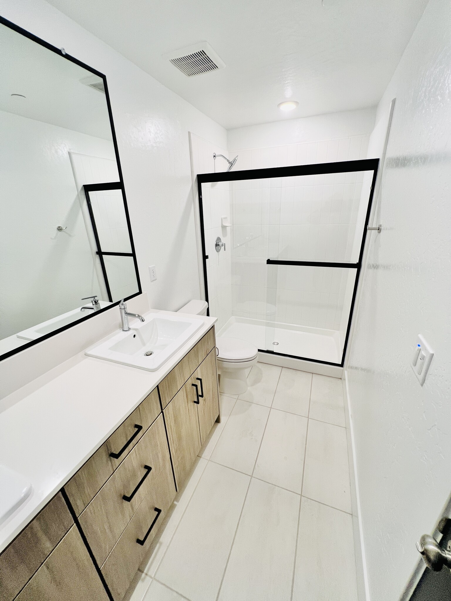 Building Photo - 2821 E Tamarind Dr