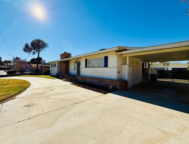 Building Photo - Classic McNeil Estates Ranch-style home-ALL UTILITIES, POOL AND LANDSCAPING INCLUDED WITH RENT!