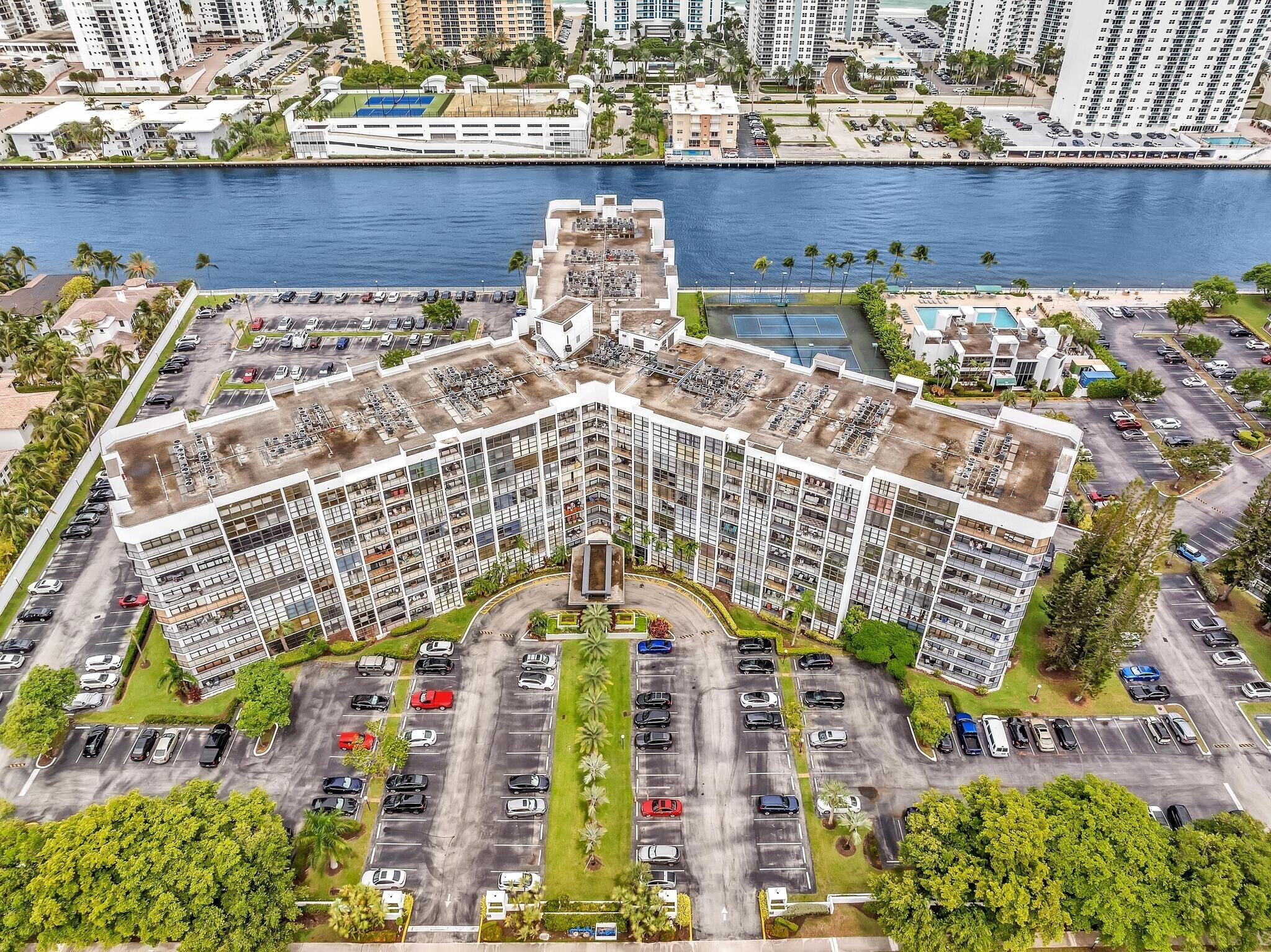 Building Photo - 1000 Parkview Dr