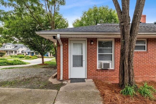 Building Photo - Adorable Duplex in the UNCG Area, Hardwood...