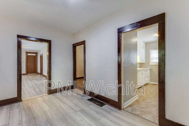 Building Photo - 514 S Fern St